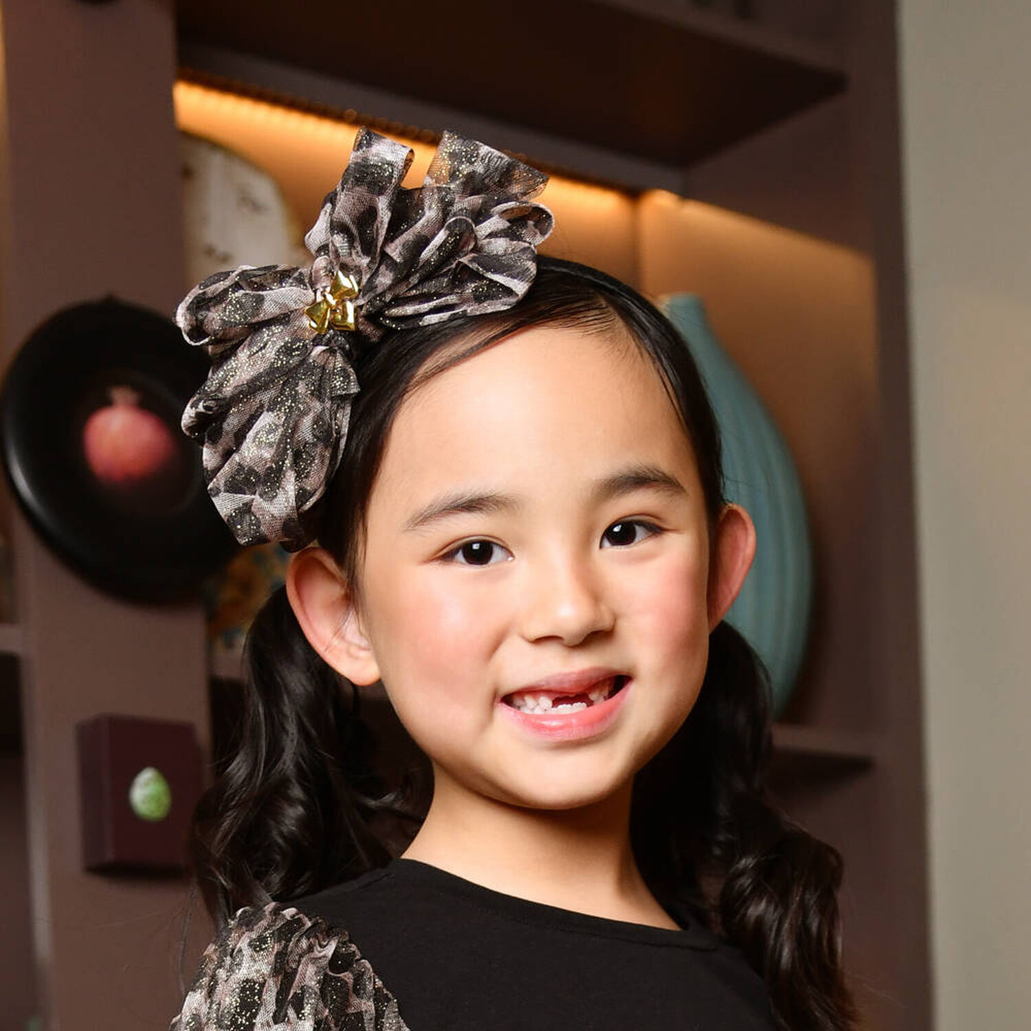 عصابة رأس بفيونكة من جلد النمر باللونين الأسود والبيج للبنات, 2, hi-res