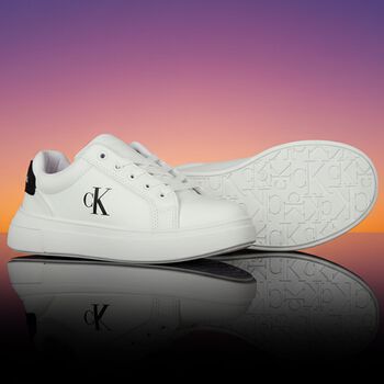 حذاء رياضي بشعار باللونين الأبيض والأسود