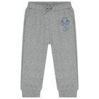 بدلة رياضية أولاد بالشعار باللون الرمادي, 1, hi-res