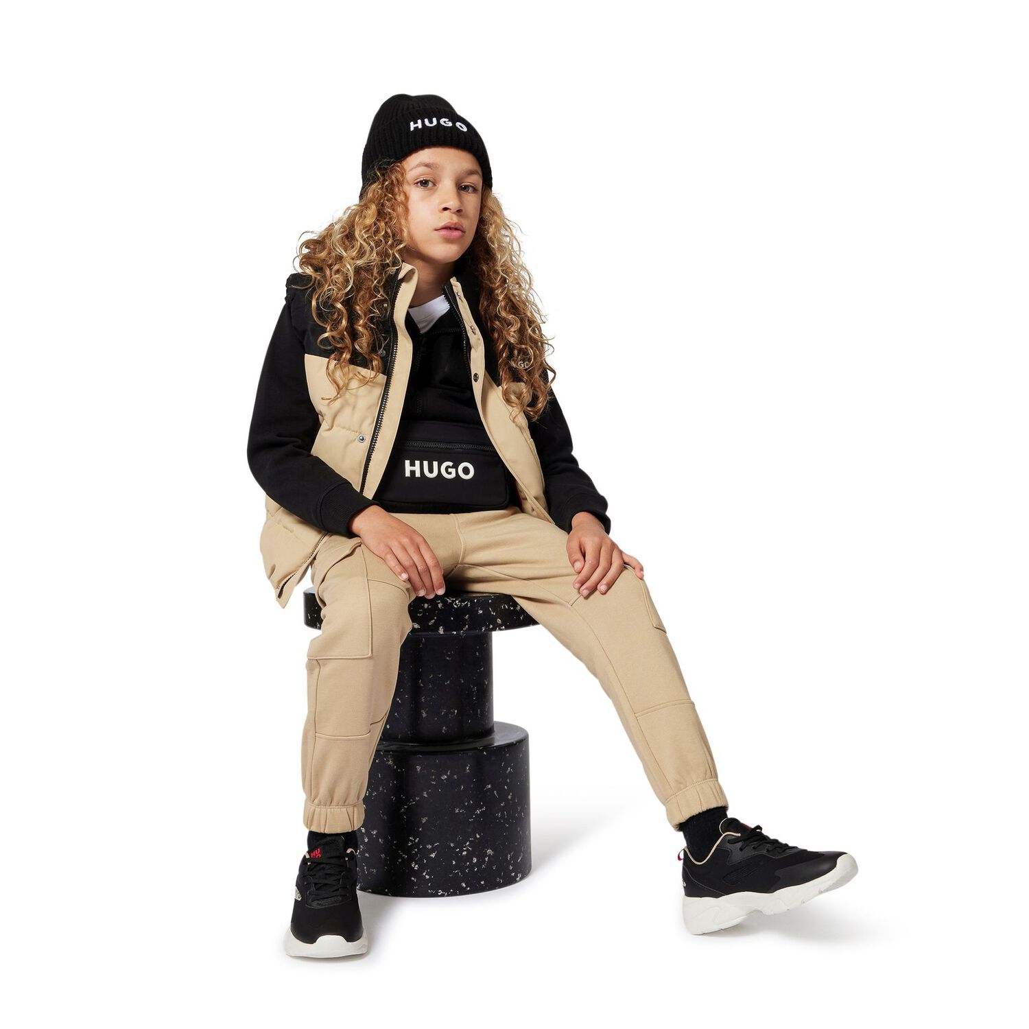 بنطلون رياضي بالشعار باللون البيج للأولاد, 2, hi-res