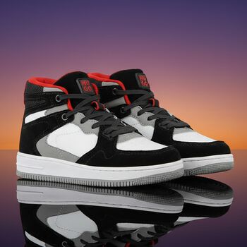 حذاء رياضي بشعار باللونين الأبيض والأسود للأولاد