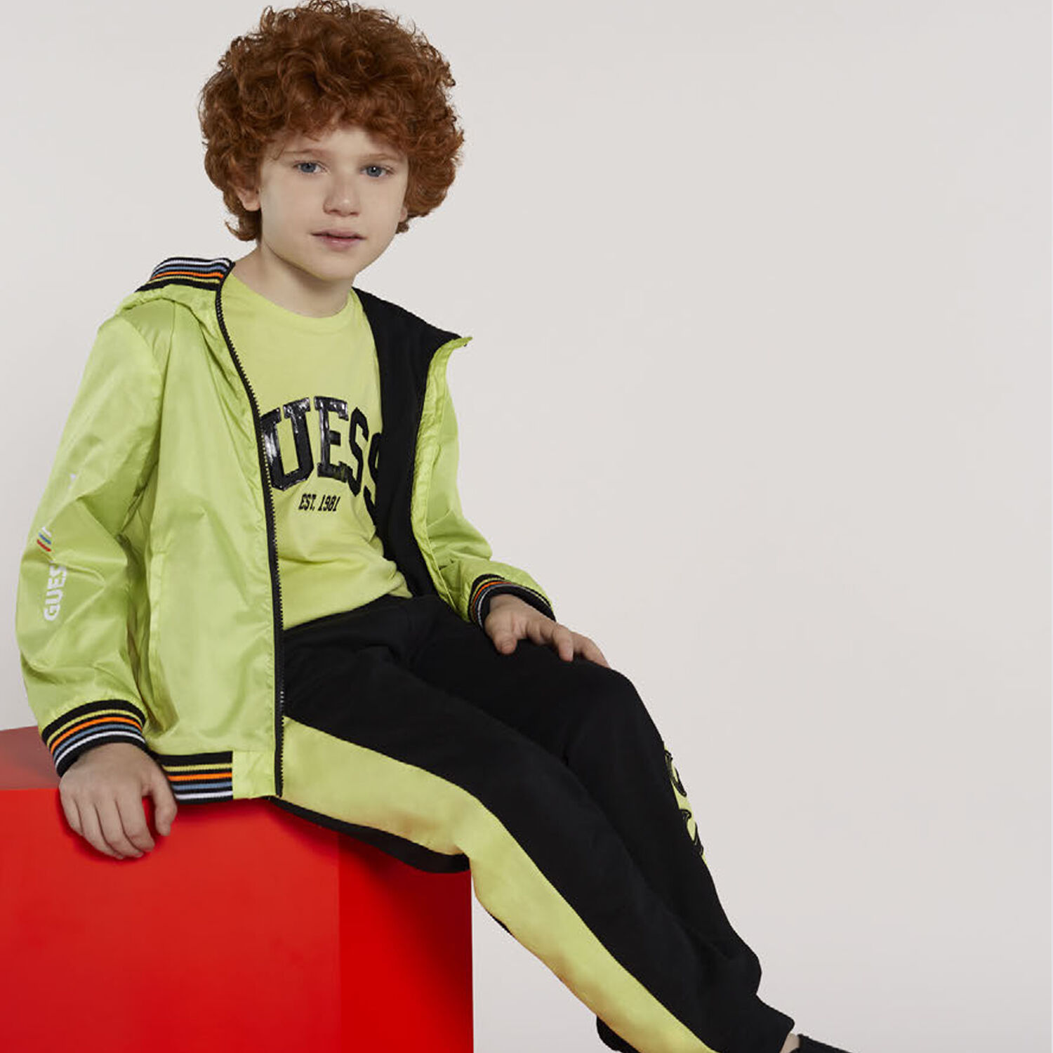 تيشيرت أولاد بالشعار باللون الاخضر نيون, 2, hi-res