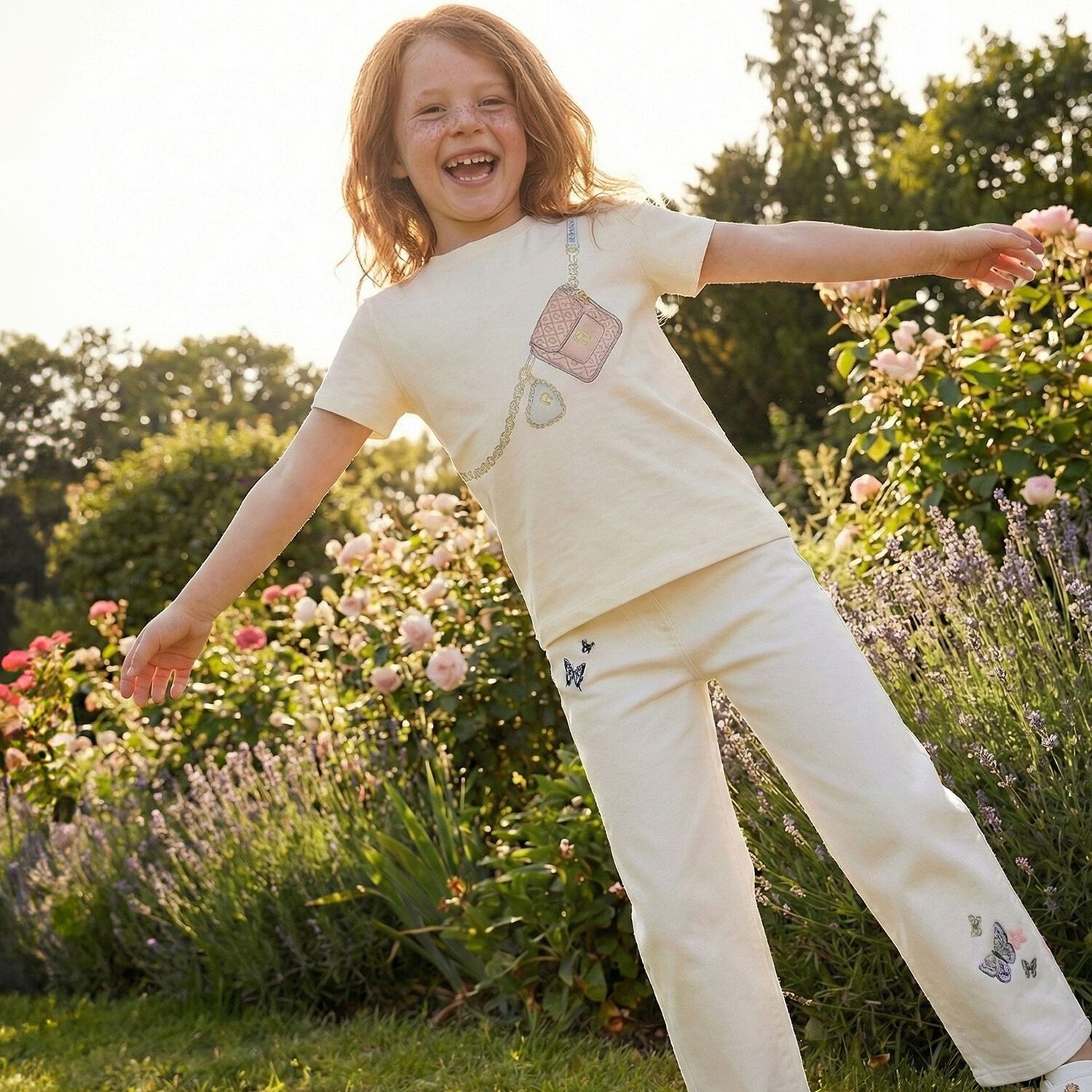 بنطلون جينز باللون أبيض مزين بنقشة الفراشات للبنات, 1, hi-res