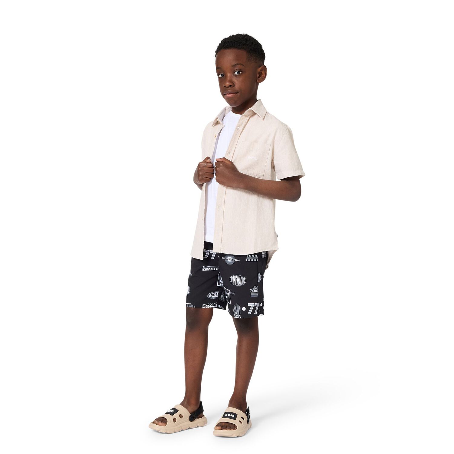 صندل للأولاد باللون البيج والأسود مزين بشعار, 2, hi-res