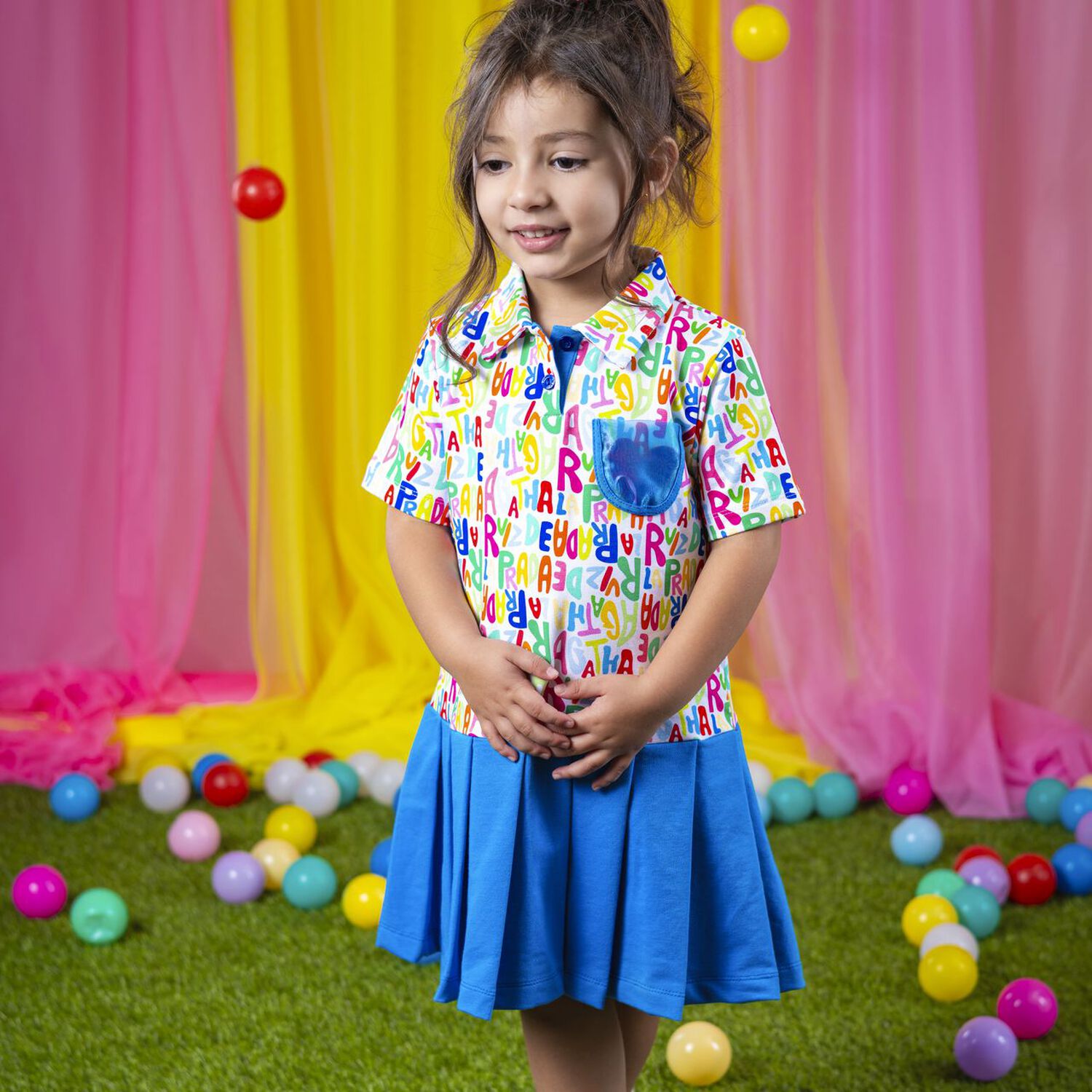 فستان بناتي مزين بشعار مطوي باللون الأبيض والأزرق, 1, hi-res