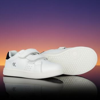 حذاء رياضي بالشعار الأبيض