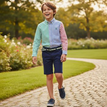 قميص بشعار متعدد الألوان للأولاد