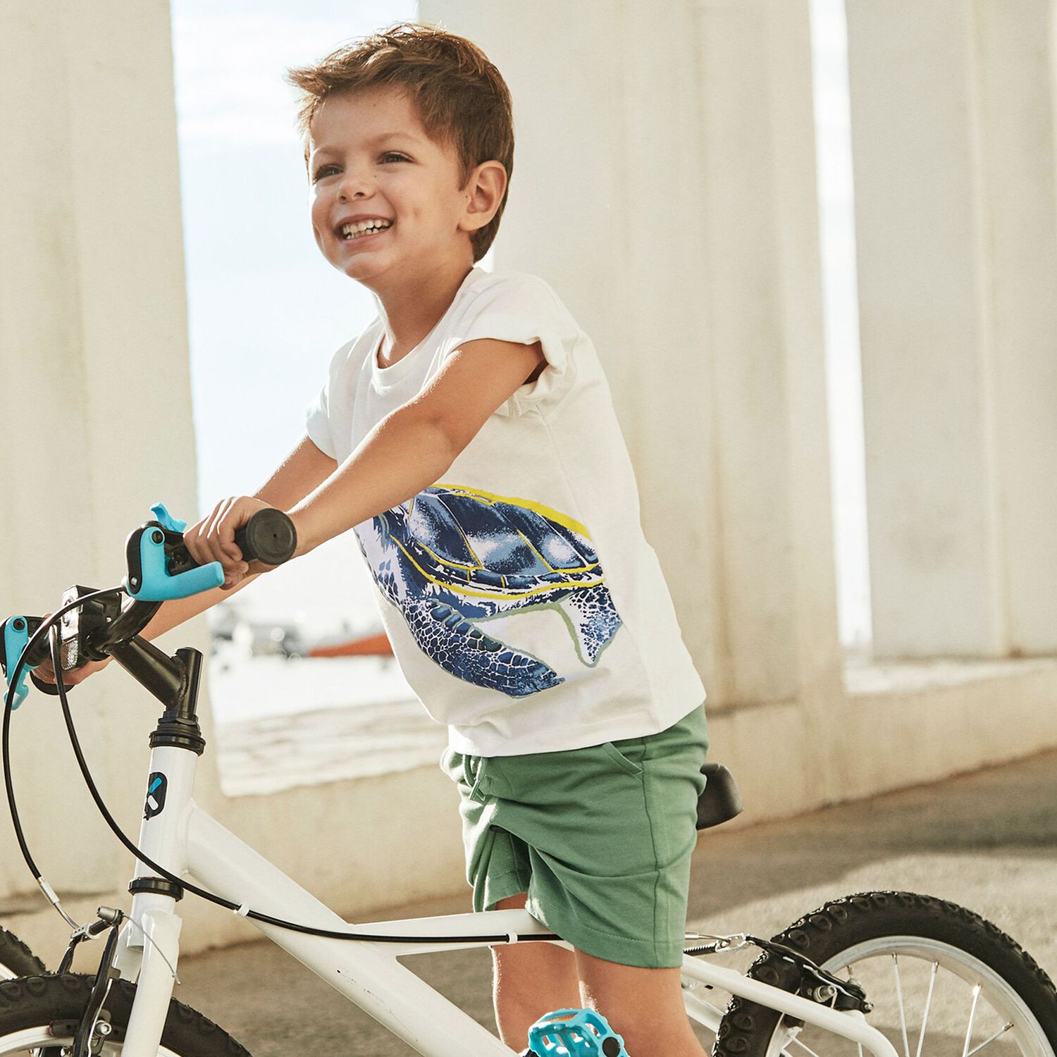 طقم شورت باللون الأخضر والأبيض للأولاد, 1, hi-res