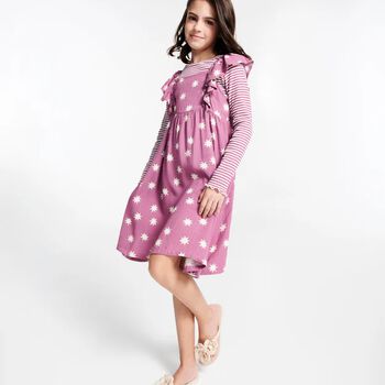 شباشب بناتي اللون البيج مزينة بشعار زهور