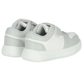 حذاء رياضي بالشعار باللون الأبيض والرمادي للأولاد