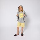 قميص رمادي بشعار للأولاد, 1, hi-res