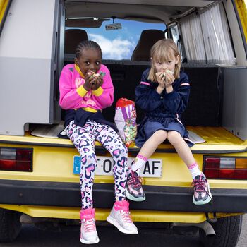 حذاء رياضي للفتيات بالشعار  باللون الكحلي والوردي 