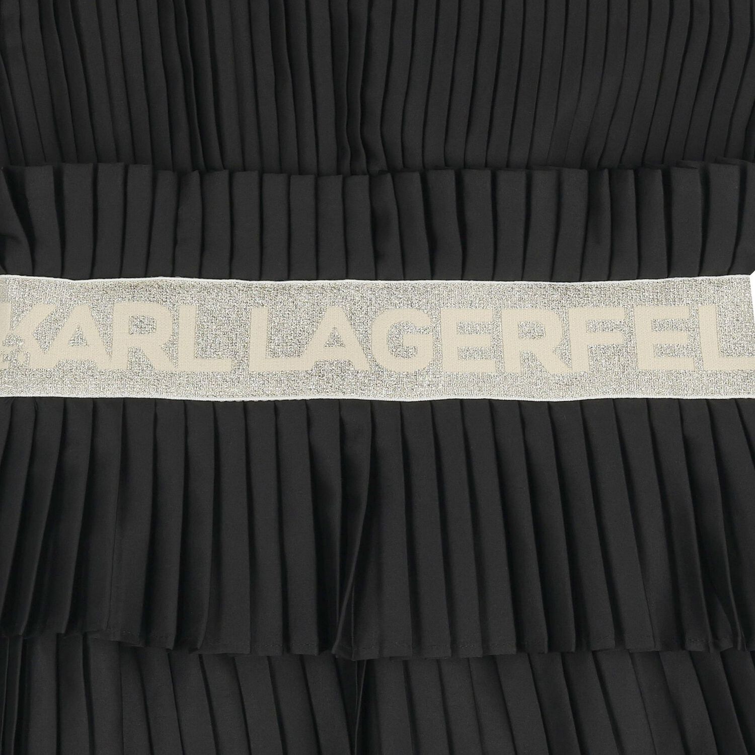 فستان بناتي باللون الاسود مطوي بشعار من الساتان, 1, hi-res