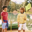 تيشيرت بولو اولاد بالشعار باللون الاحمر, 4, hi-res