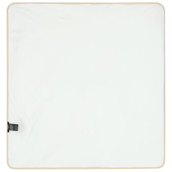 بطانية بالشعار باللون الأبيض والبيج