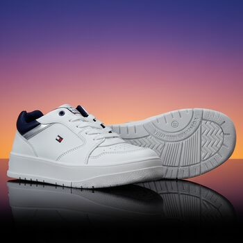 حذاء أولاد رياضي بالشعار باللون الأبيض