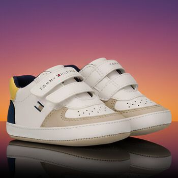 أحذية ما قبل المشي للأولاد باللونين الأبيض والبيج