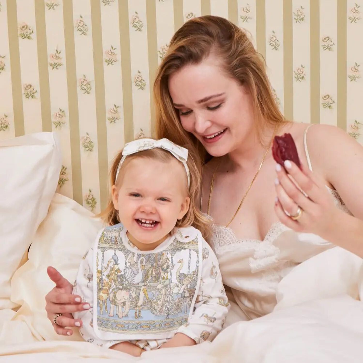 طقم هدايا أولاد قماط ومريلة باللون العاجى والأزرق للأطفال, 1, hi-res image number null