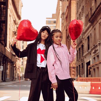 تيشيرت بنات بالشعار باللون الأبيض